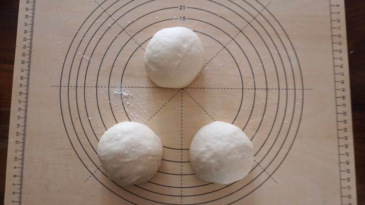 お弁当箱にちょうど入るパンを作ります。セリアの型を使っています。枝豆とチーズ、ハムを巻いて４つにカットし、発酵させます。２００度で１０分焼いたら完成！