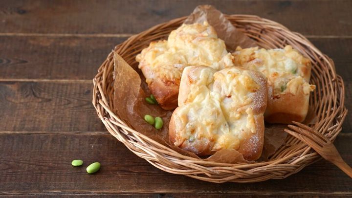 お弁当箱にちょうど入るパンを作ります。セリアの型を使っています。枝豆とチーズ、ハムを巻いて４つにカットし、発酵させます。２００度で１０分焼いたら完成！