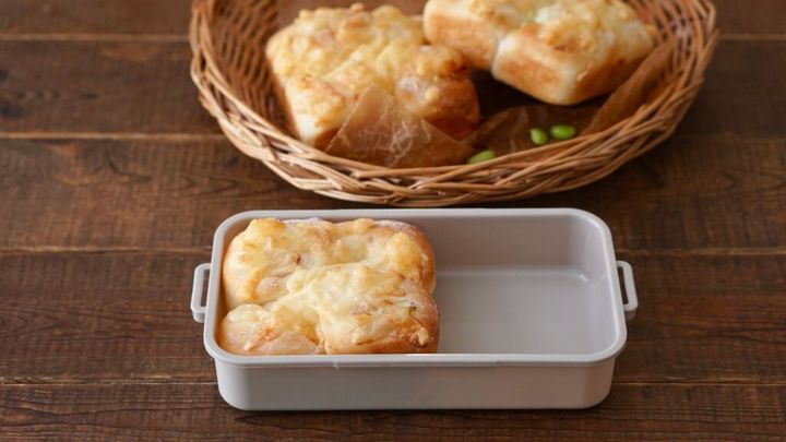 お弁当箱にちょうど入るパンを作ります。セリアの型を使っています。枝豆とチーズ、ハムを巻いて４つにカットし、発酵させます。２００度で１０分焼いたら完成！