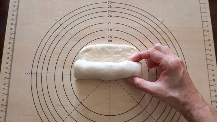 お弁当箱にちょうど入るパンを作ります。セリアの型を使っています。枝豆とチーズ、ハムを巻いて４つにカットし、発酵させます。２００度で１０分焼いたら完成！
