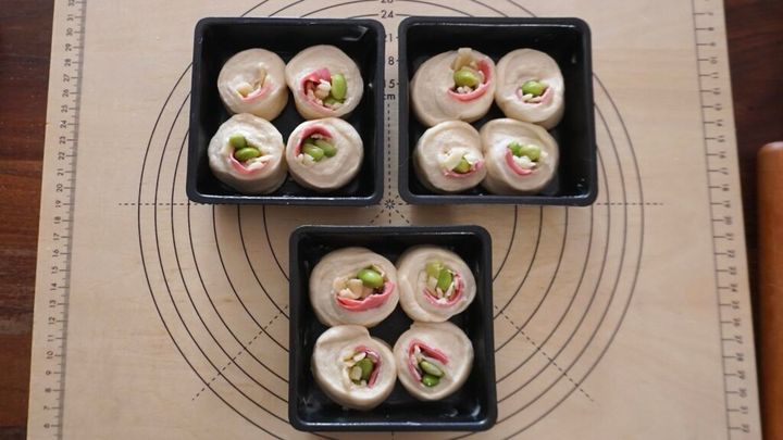 お弁当箱にちょうど入るパンを作ります。セリアの型を使っています。枝豆とチーズ、ハムを巻いて４つにカットし、発酵させます。２００度で１０分焼いたら完成！