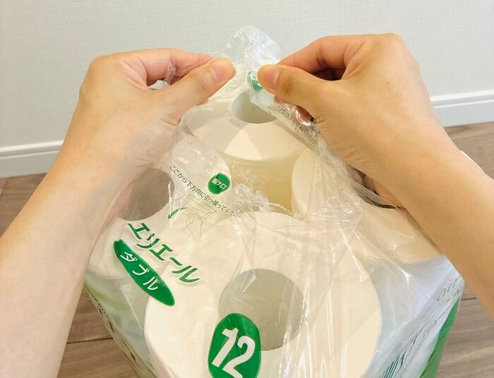 トイレットペーパー、指でズボッと開けてない？エリエール公式が教える〈プロな開け方〉をマスターしてみた！