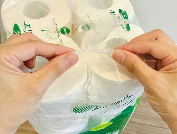 トイレットペーパー、指でズボッと開けてない？エリエール公式が教える〈プロな開け方〉をマスターしてみた！