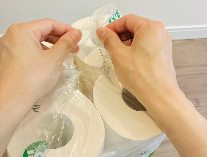 トイレットペーパー、指でズボッと開けてない？エリエール公式が教える〈プロな開け方〉をマスターしてみた！