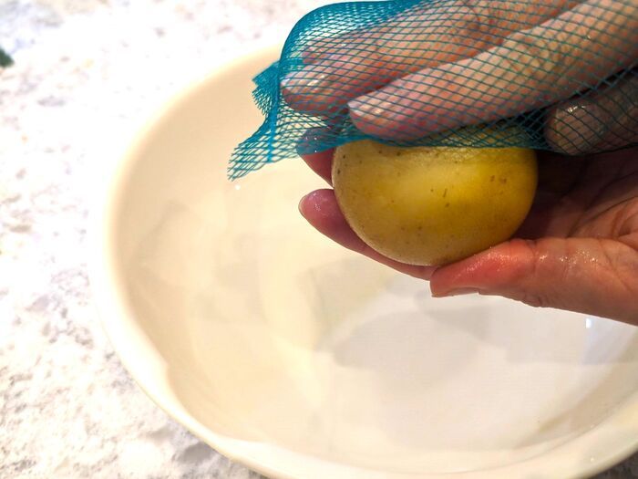 オクラの『緑ネット』捨てるの待って！洗濯のピンチにも大活躍！？地味に便利な使い道3選
