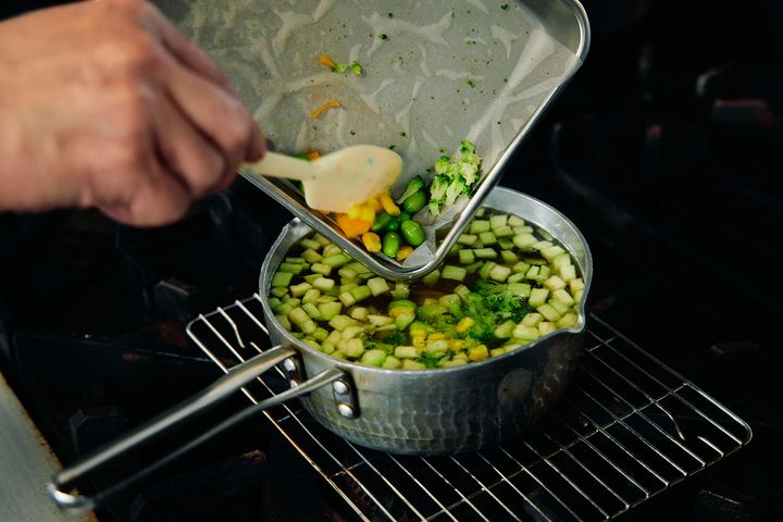 ジュレ液を溶かして、材料を入れる