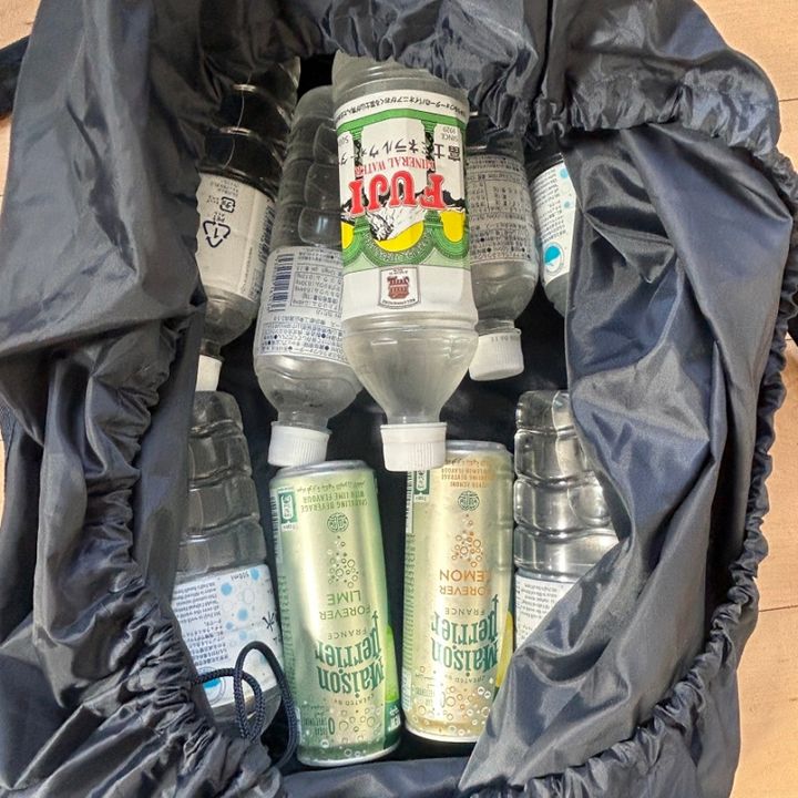 ペットボトルや缶のドリンクが合計10本入りました。