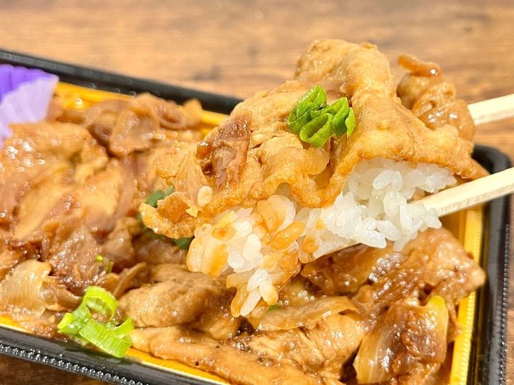 香ばしく焼き上げられた豚肉がウマい♡