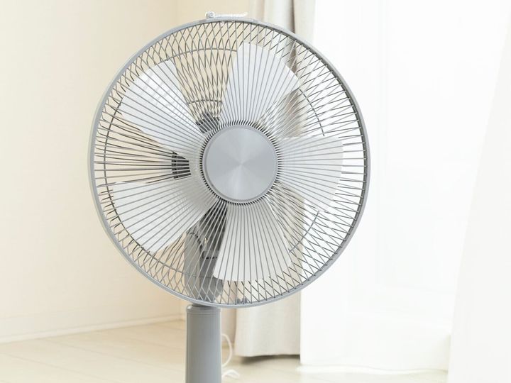 【医師が回答】扇風機の風に長時間当たり続けると低体温症で死んでしまう──そう信じて、夏でも使うのを控えていませんか？ 都市伝説の真相と、本当に注意すべき危険を医師が解説します。（※画像：Shutterstock.com）