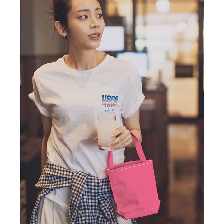 Tシャツコーデに映えるテンベアのネオンピンクのミニバッグ