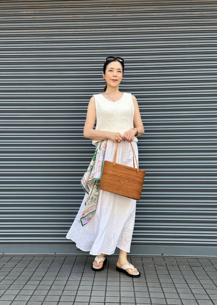 リネンスカート: ベイクルーズ、トップス＆サンダル: ザラ、サングラス: グッチ、かごバッグ: アタバッグ（バリのお土産）