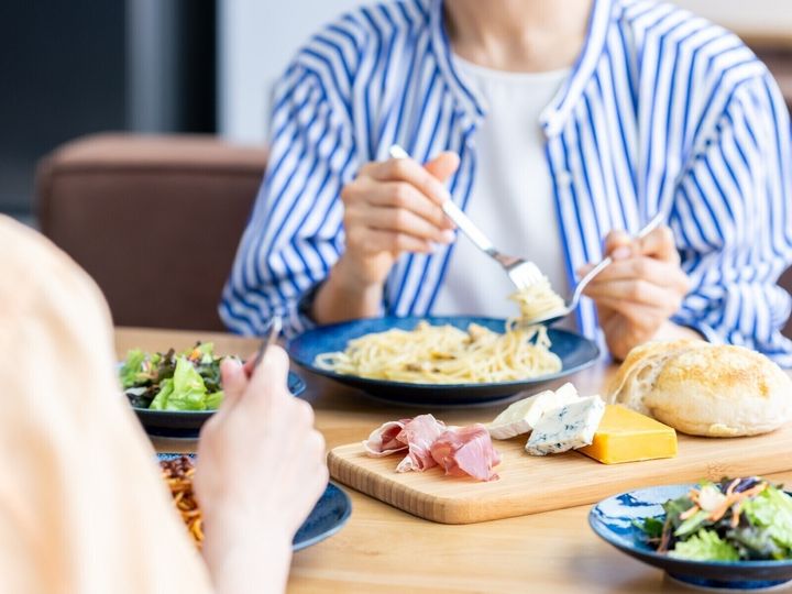 学生時代の友人4人と10年ぶりに食事をしたという40歳女性。楽しみにしていたはずが、その場では友人たちの食事マナーに首をひねることに。それぞれ子育てや仕事で忙しくしているせいだとは思っても、「ほんの少しがっかりした」のだという。※画像：PIXTA