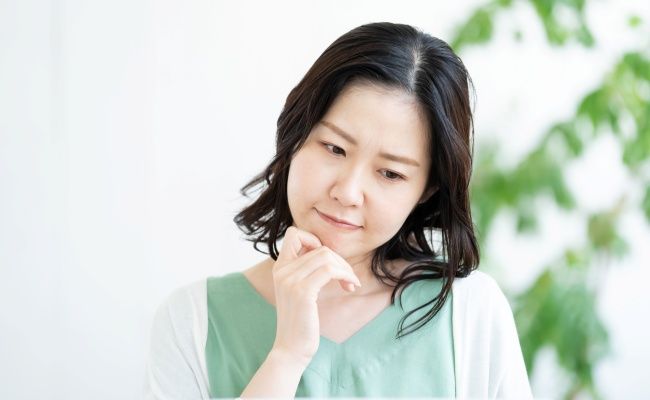 受診を悩んでいる女性