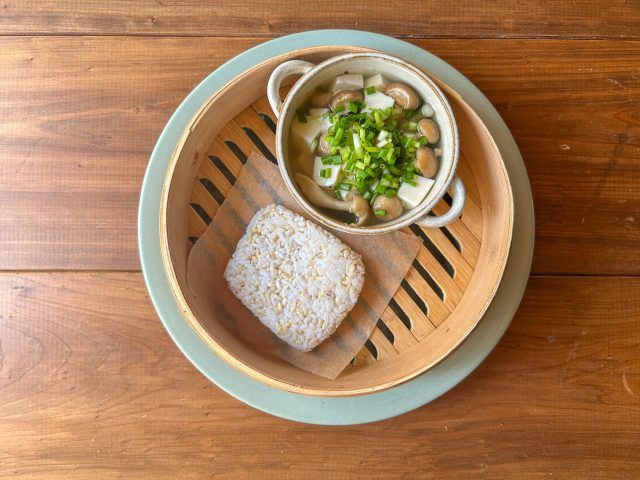 ご飯と味噌汁の材料をいれたせいろ