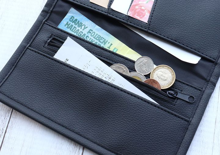 長財布の小銭入れに硬貨とレシート、札入れに紙幣