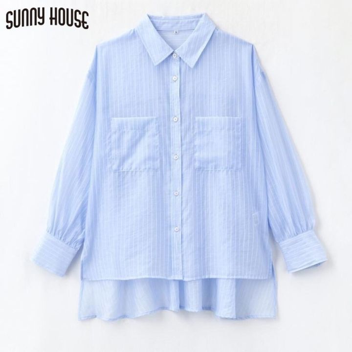 水色のストライプ柄シャツが平置きされている