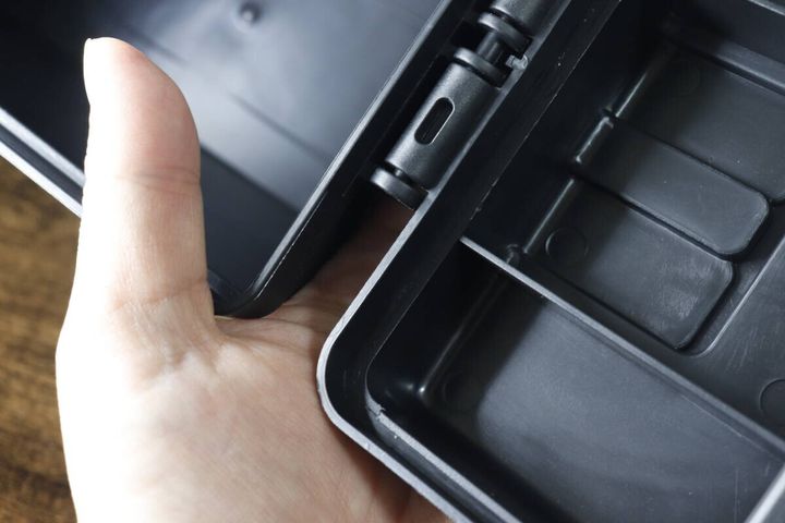 ダイソー防滴工具箱の蓋の裏側。水濡れ防止のパッキンが見える。