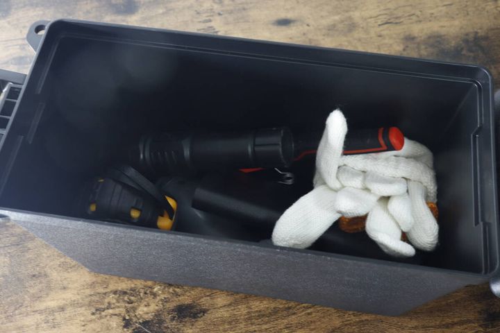 ダイソー防滴工具箱の中に電動ドライバーや工具、軍手が収納されている。