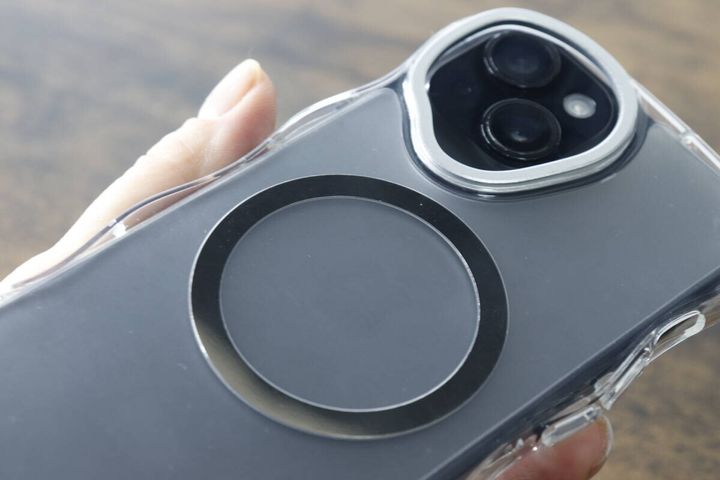 クリアケースを装着したiPhoneのカメラ保護パーツとMagSafeリング