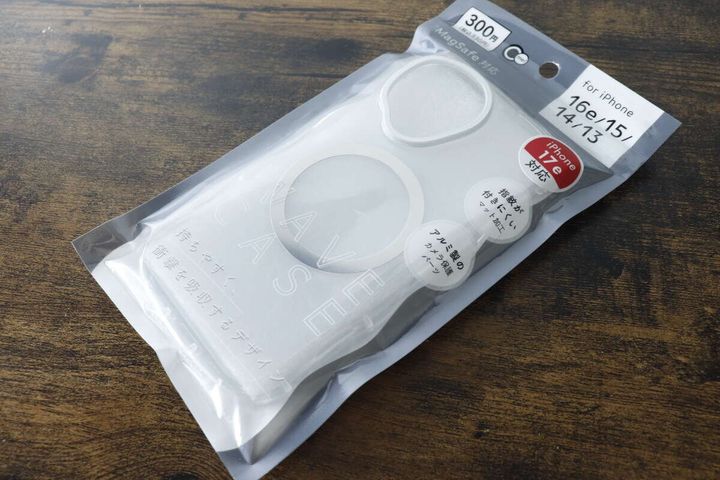 木目のテーブルに斜めに置かれたダイソーのiPhoneケースパッケージ