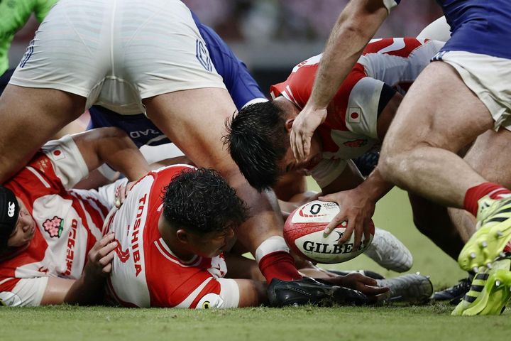 画像: ネーションズ選手権第３戦 日本―フランス 前半、トライを決める大塚（右）＝ＭＵＦＧ国立