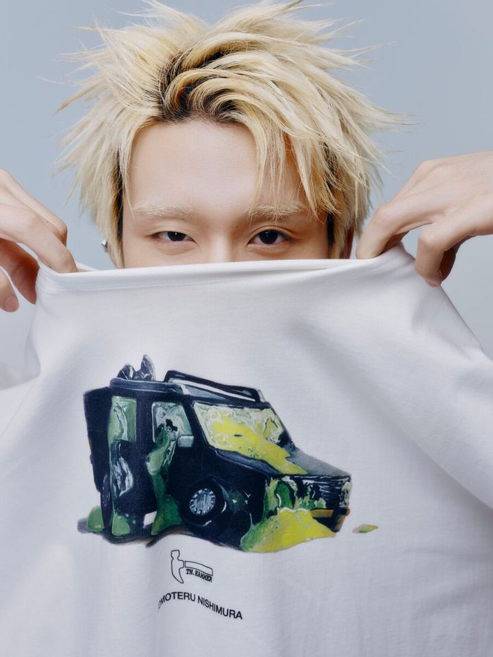 DAWNCE×TOMOTERU NISHIMURAのTシャツを着こなすMON7A