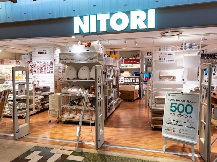 「ニトリ」から発売されている「洗濯物保護カバー」が、雨や花粉から洗濯物を守りながら風は通す使い勝手の良さで人気を集めています。購入者のレビューでも評価されている同商品の魅力を紹介します。