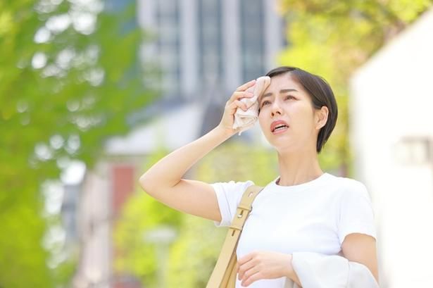 暑い夏は汗問題に悩む人が続出！ (C)Lukas/PIXTA