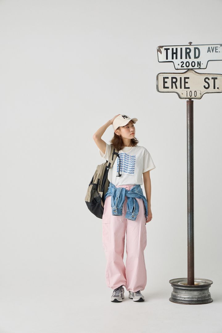 夏映えするのはピンクのカーゴパンツ！いつものロゴTシャツが新鮮に【FUDGE FRIEND おしゃれさんの毎日コーディネート vol.721｜UMI】