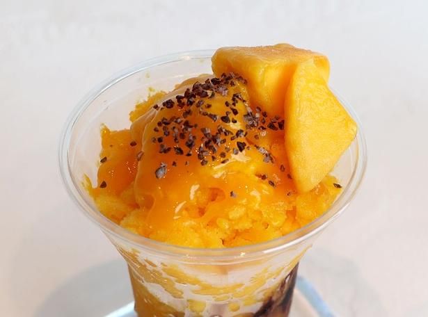 マンゴーとパッションフルーツの味わいにチョコレートソースが合う！