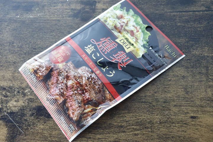 「PattoDELI 燻製塩こしょう」のパッケージを斜めから捉えた写真