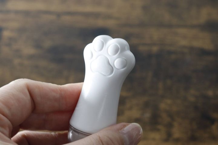 手で持ったあぶらとりボールの猫の肉球部分のアップ