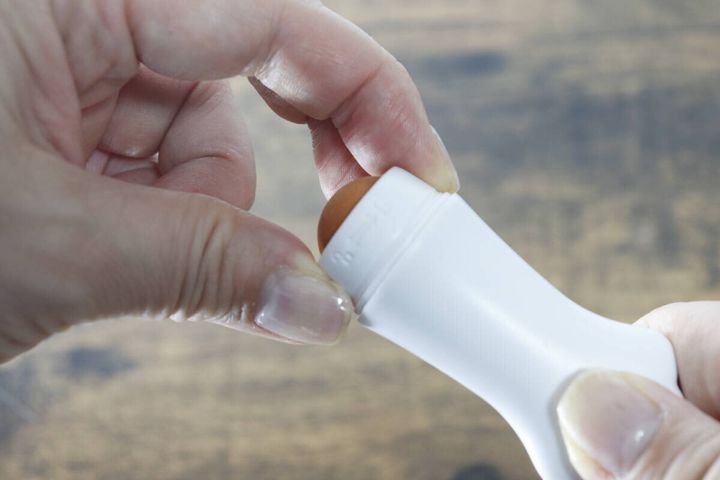 あぶらとりボールのホルダーを回してボールを取り外す手元