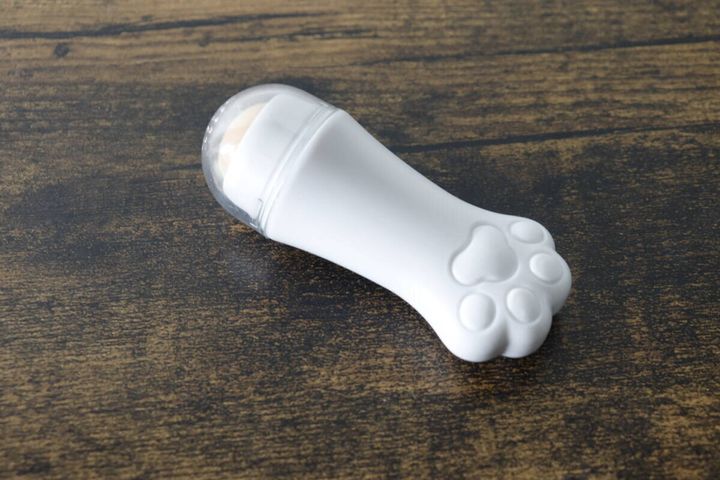 白い猫の肉球デザインのスティック型あぶらとりボール