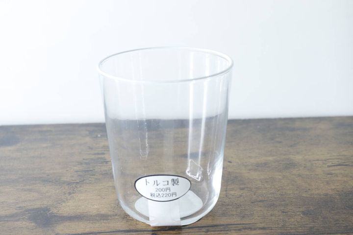 木目のテーブルに置かれた透明なトルコ製グラス