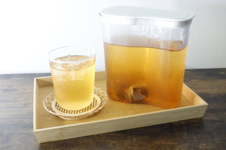 木製トレイに置かれたグラスとピッチャーに入った飲み物
