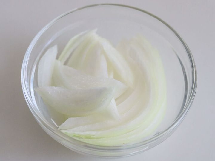 透明なガラスボウルに薄切りにした玉ねぎが入っている