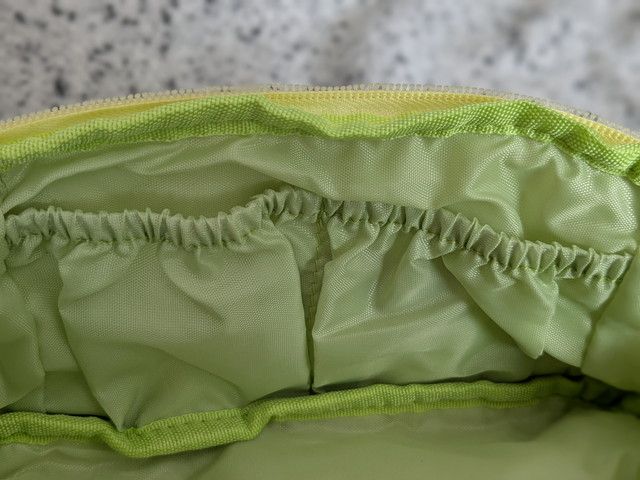 大容量ポーチ内側のゴムポケット部分をアップで見せた写真