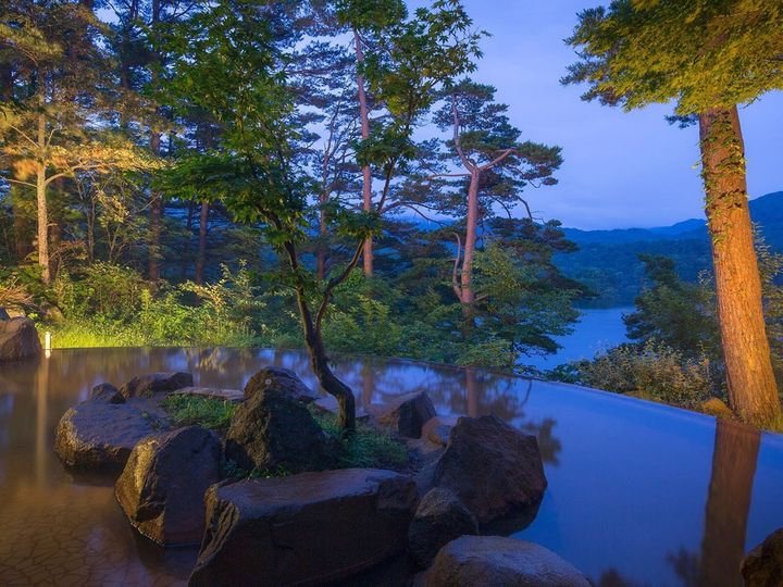 福島県在住・65歳男性に調査した、「泊まってよかったホテル」を紹介します。今回取り上げるのは、福島県の「裏磐梯レイクリゾート 五色の森」です。（画像出典：楽天トラベル）