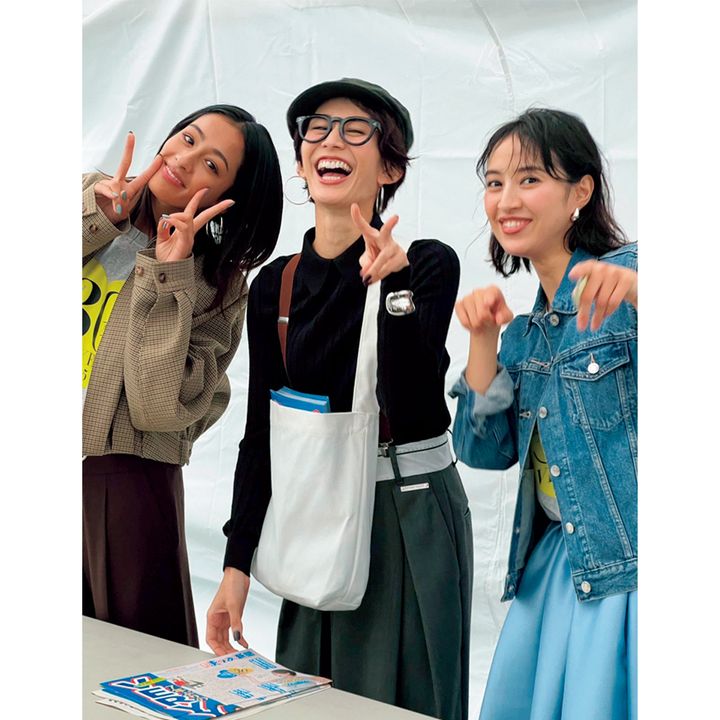 まりあ新聞とステッカーを配布する神山まりあさんと木佐貫まやさんと岡本あずささん