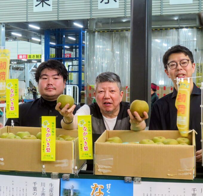 左から仲卸の株式会社松源 野村崇晃さん、株式会社萬作商店 今実さん、株式会社丸二 塩田浩平さん 