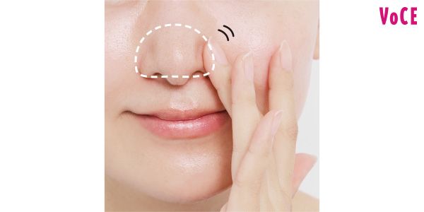 【5】少量を指先に取って、いろいろな方向から塗布