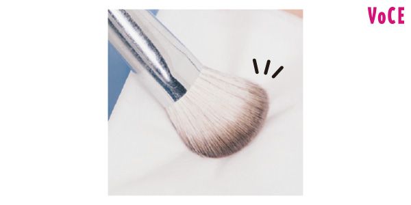 筆に粉をしっかり含ませる
