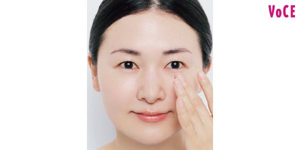 【4】まずは美容液下地で、顔全体にツヤ仕込み