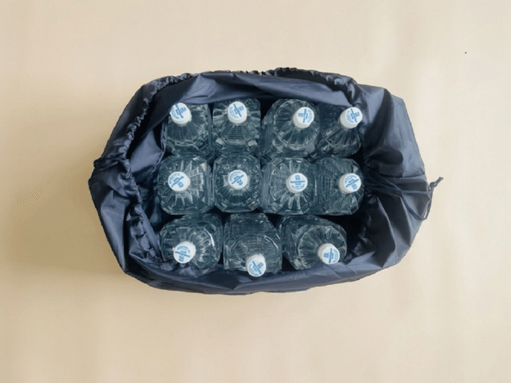 2Lペットボトルを入れてみると、11本収納しても余裕があり、重い荷物でも安定して持つことができました。