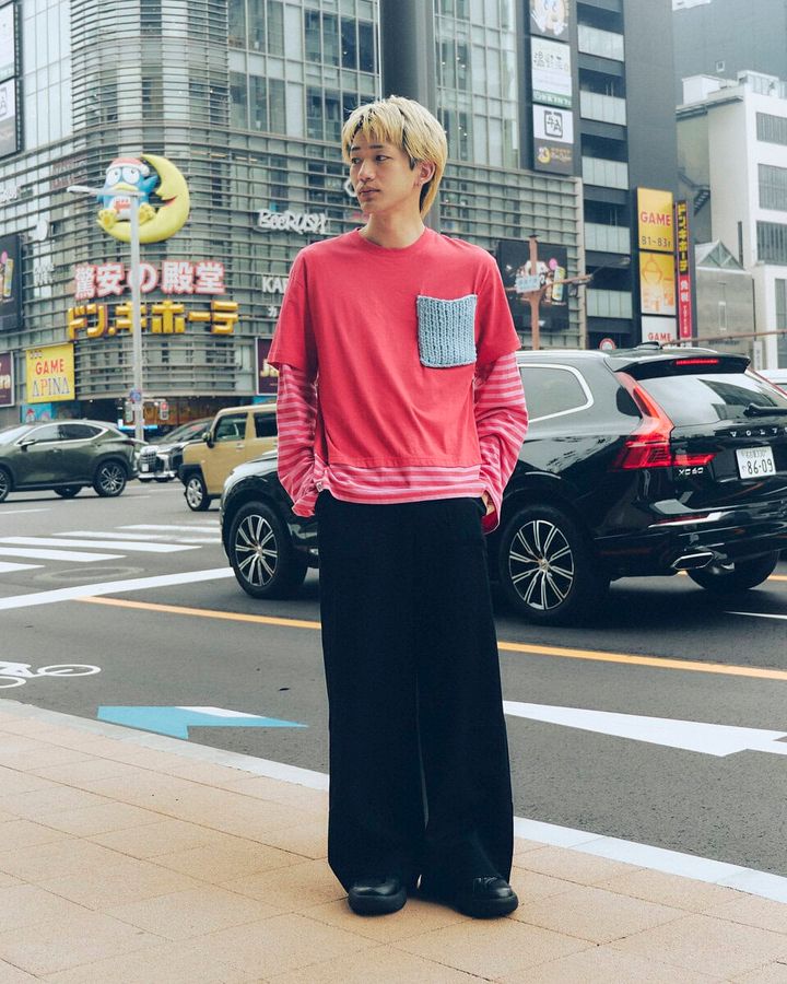 【20代スナップ＠名古屋】Charles Jeffrey LOVERBOYのレイヤードTシャツを目立たせるためにブラックを有効活用