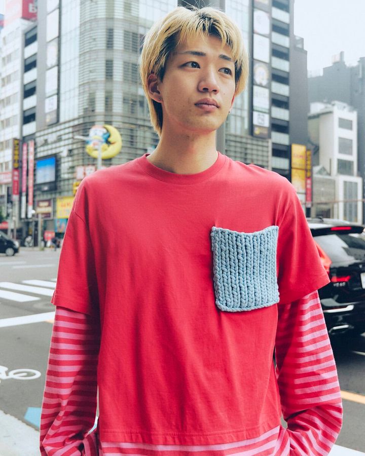 【20代スナップ＠名古屋】Charles Jeffrey LOVERBOYのレイヤードTシャツを目立たせるためにブラックを有効活用