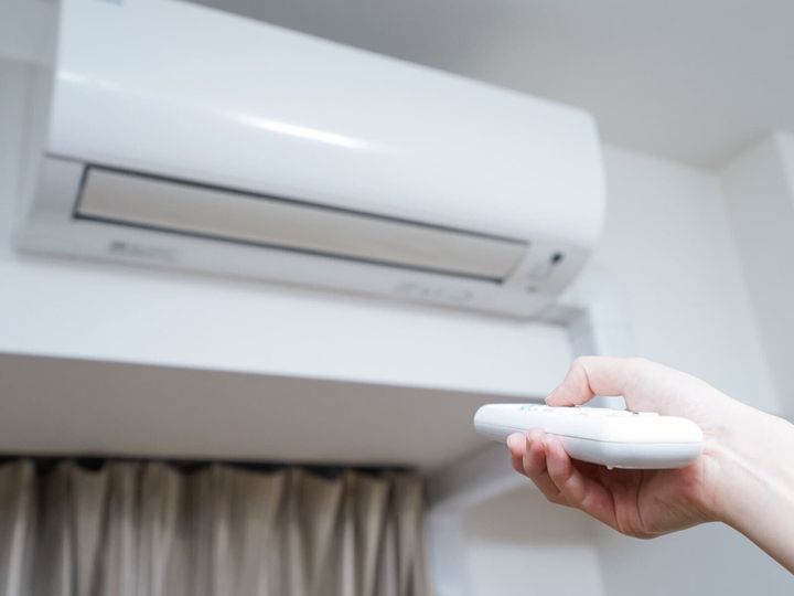 夏のエアコンはつけっぱなしの方が節約になるのか、こまめにオン・オフした方が節約になるのか、どちらなのでしょうか。今回は、エアコンメーカーの実験結果をもとに、エアコンを切るべき目安の時間についてご紹介します。