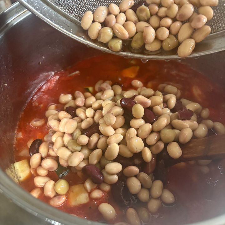 豆はサッと水で流してから加えます。