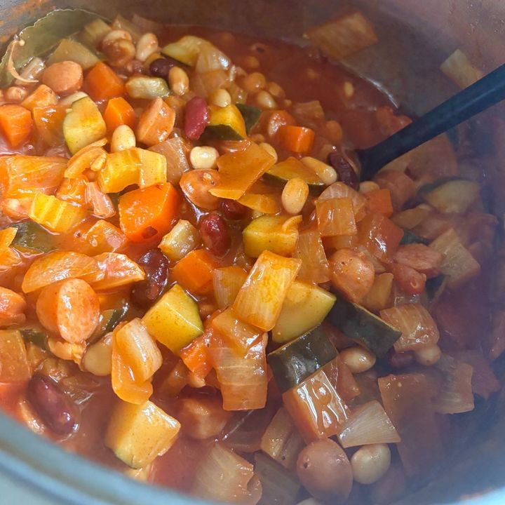 鍋のまま食卓へ、バケットを添えてこのままバクバク食べてもらいました。